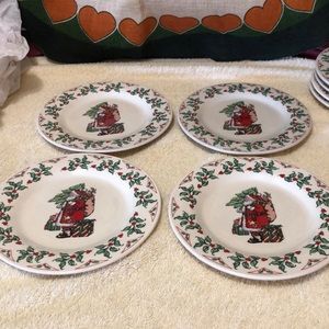 4 Gibson Housewares Santa Claus w/Christmas Tree & Gifts 7.75” Salad Pla…